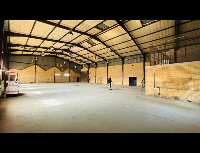 1,100M² WAREHOUSE TO LET IN ROBERTVILLE